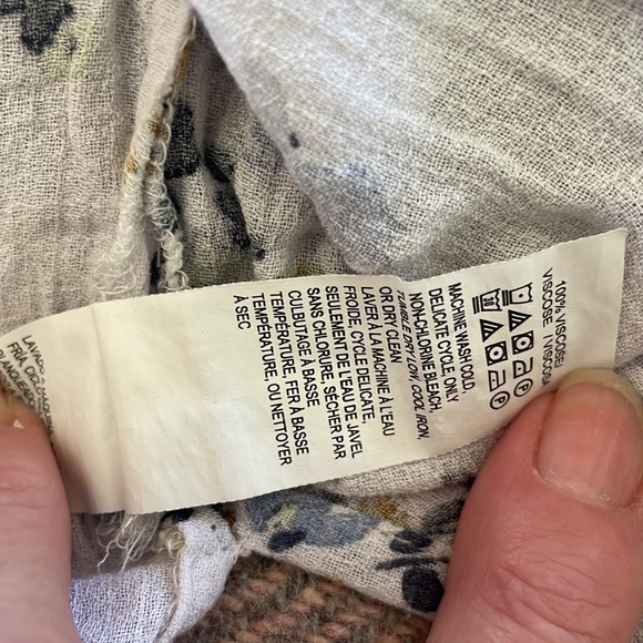 Lucky Brand medium peasant blouse with keyhole front and 3 button closure. - Picture 8 of 9